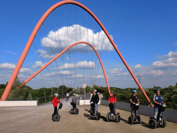 Auf Segways geht es durch die Stadt. Foto: Stadt GE