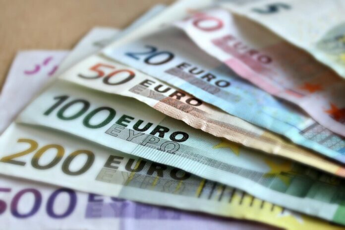 Geldscheine liegen auf einem Tisch. Foto: pixabay